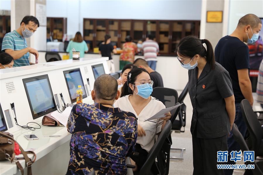 (總書(shū)記推動(dòng)的改革身邊事·司法改革篇·圖文互動(dòng))(1)特寫(xiě):打官司不再難——基層法院親歷立案登記