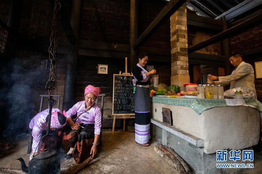 (決戰(zhàn)決勝脫貧攻堅(jiān)·圖文互動)(1)眼前的生活就是詩和遠(yuǎn)方——藝術(shù)引領(lǐng)云南傣族山村蝶變