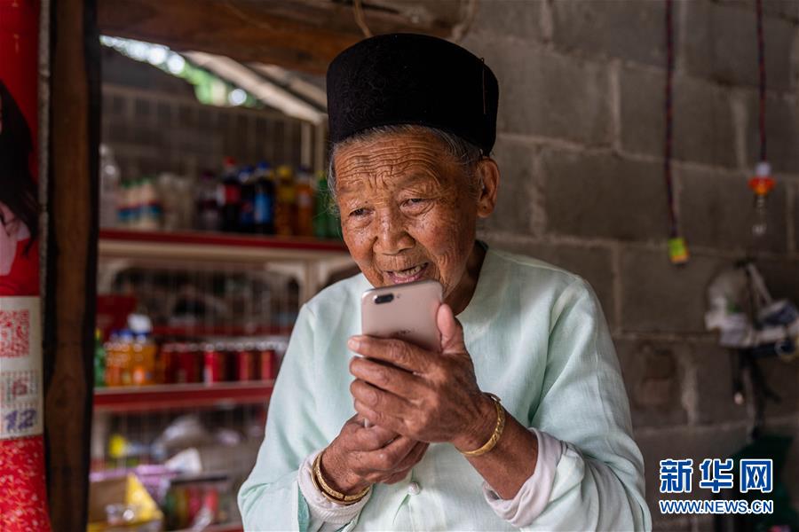 (決戰(zhàn)決勝脫貧攻堅(jiān)·圖文互動)(2)眼前的生活就是詩和遠(yuǎn)方——藝術(shù)引領(lǐng)云南傣族山村蝶變