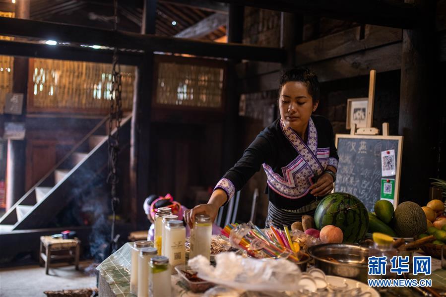 (決戰(zhàn)決勝脫貧攻堅(jiān)·圖文互動)(3)眼前的生活就是詩和遠(yuǎn)方——藝術(shù)引領(lǐng)云南傣族山村蝶變