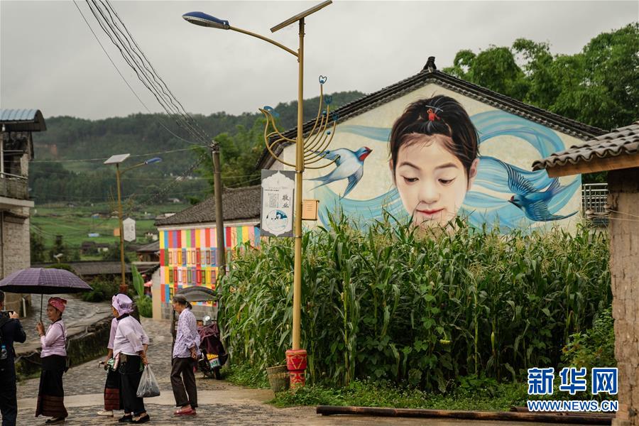 (決戰(zhàn)決勝脫貧攻堅(jiān)·圖文互動)(4)眼前的生活就是詩和遠(yuǎn)方——藝術(shù)引領(lǐng)云南傣族山村蝶變