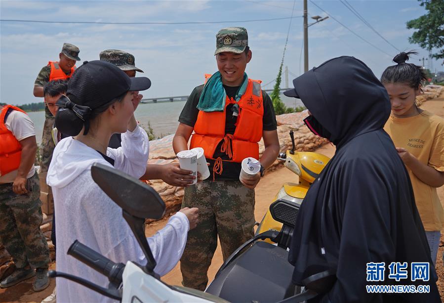 (新華全媒頭條·圖文互動(dòng))(10)“洪線”逆險(xiǎn)守家國——抗洪一線的凡人星光