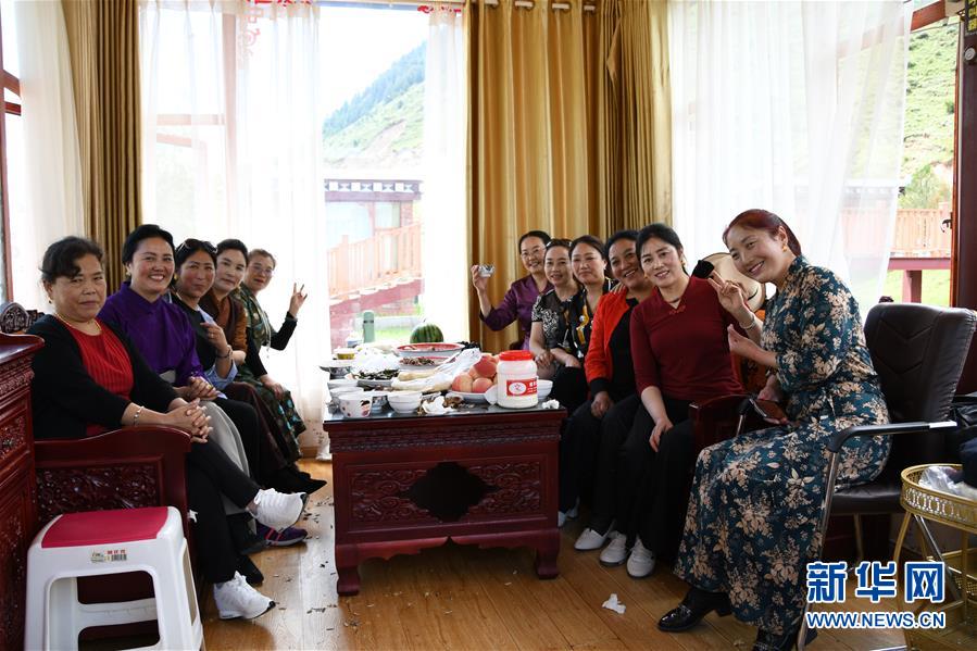 (鄉(xiāng)村振興·圖文互動(dòng))(3)村里來了位“掏糞書記”