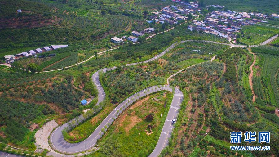 （新華全媒頭條·走向我們的小康生活·圖文互動）（1）長城腳下，小康村串成“珍珠鏈”