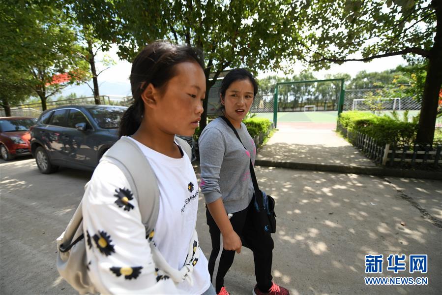 (熱點(diǎn)鮮報(bào)·圖文互動(dòng))(1)為了大涼山的下一代,她奔赴在助學(xué)路上