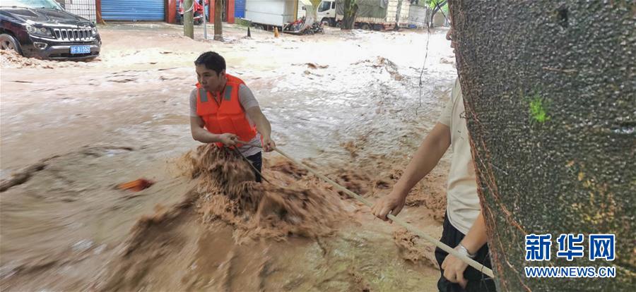 (在習(xí)近平新時(shí)代中國(guó)特色社會(huì)主義思想指引下——新時(shí)代新作為新篇章·習(xí)近平總書記關(guān)切事·圖文互動(dòng))(3)洪峰浪尖,鮮紅的黨旗高高飄揚(yáng)——記防汛抗洪一線的共產(chǎn)黨員