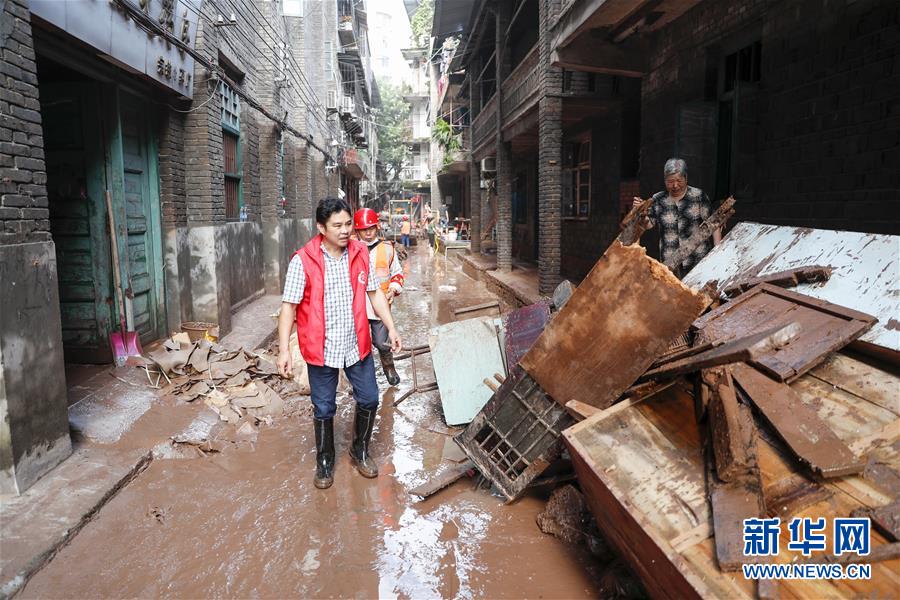 (在習(xí)近平新時(shí)代中國(guó)特色社會(huì)主義思想指引下——新時(shí)代新作為新篇章·習(xí)近平總書記關(guān)切事·圖文互動(dòng))(4)洪峰浪尖,鮮紅的黨旗高高飄揚(yáng)——記防汛抗洪一線的共產(chǎn)黨員