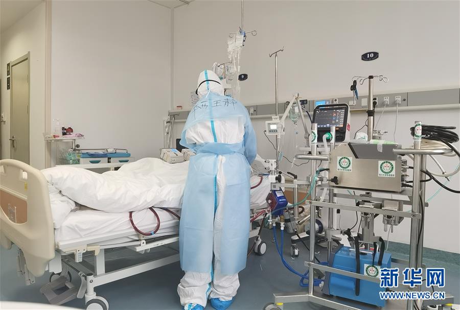 (抗疫一線醫(yī)務人員英雄群體·圖文互動)(1)“救治危重病人,我們拼盡全力”——記四川大學華西醫(yī)院援鄂重癥救治醫(yī)療隊