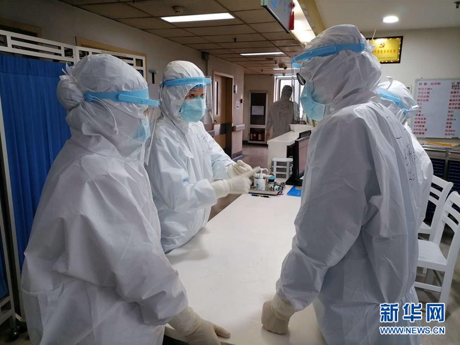 (抗疫一線醫(yī)務人員英雄群體·圖文互動)(3)“救治危重病人,我們拼盡全力”——記四川大學華西醫(yī)院援鄂重癥救治醫(yī)療隊