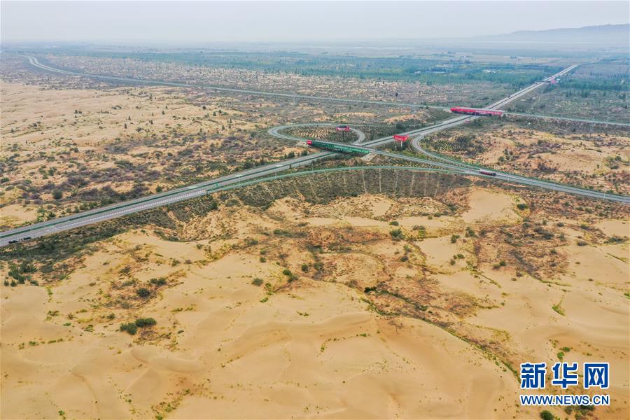 （在習(xí)近平新時(shí)代中國(guó)特色社會(huì)主義思想指引下——新時(shí)代新作為新篇章·習(xí)近平總書記關(guān)切事·圖文互動(dòng)）（11）綠意，在黃沙中鋪展——我國(guó)防沙治沙紀(jì)實(shí)