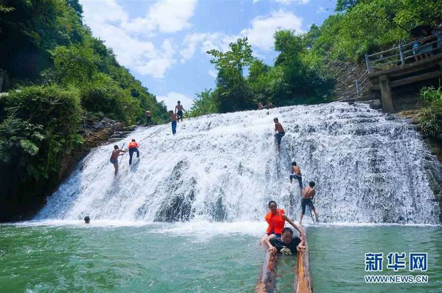 (集中連片特困地區(qū)貧困村調(diào)研行·圖文互動(dòng))(5)百果園里幸福長(zhǎng)——湖南鳳凰縣菖蒲塘村脫貧調(diào)查