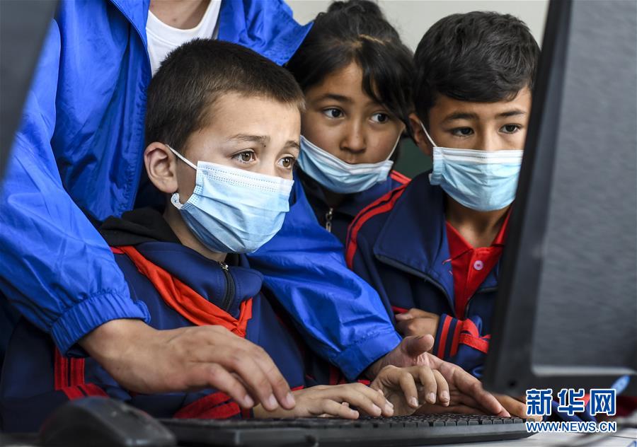 (新華全媒頭條·圖文互動)(4)新天地 新兒女 新奇跡——脫貧攻堅(jiān)繪就新疆新圖景