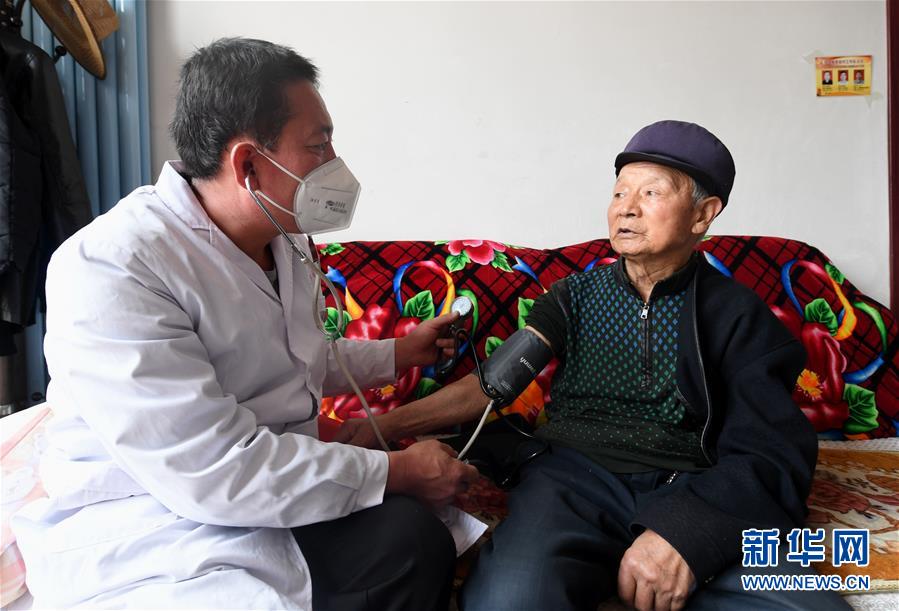 (習近平的小康故事·新華網·圖文互動)(2)“真正解決好基層群眾看病難、看病貴問題”——習近平和群眾健康的故事