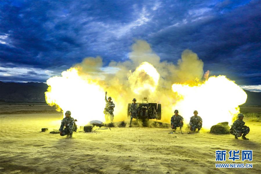 (在習(xí)近平強(qiáng)軍思想指引下·我們在戰(zhàn)位報告·圖文互動)(1)朵朵傘花綻放,勝戰(zhàn)精兵天降——空降兵部隊某旅教導(dǎo)員余海龍帶領(lǐng)官兵傳承黃繼光精神記事