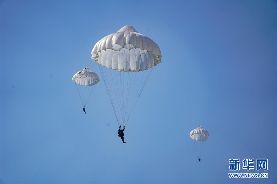 (在習(xí)近平強(qiáng)軍思想指引下·我們在戰(zhàn)位報告·圖文互動)(2)朵朵傘花綻放,勝戰(zhàn)精兵天降——空降兵部隊某旅教導(dǎo)員余海龍帶領(lǐng)官兵傳承黃繼光精神記事