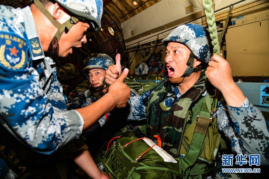 (在習(xí)近平強(qiáng)軍思想指引下·我們在戰(zhàn)位報告·圖文互動)(3)朵朵傘花綻放,勝戰(zhàn)精兵天降——空降兵部隊某旅教導(dǎo)員余海龍帶領(lǐng)官兵傳承黃繼光精神記事