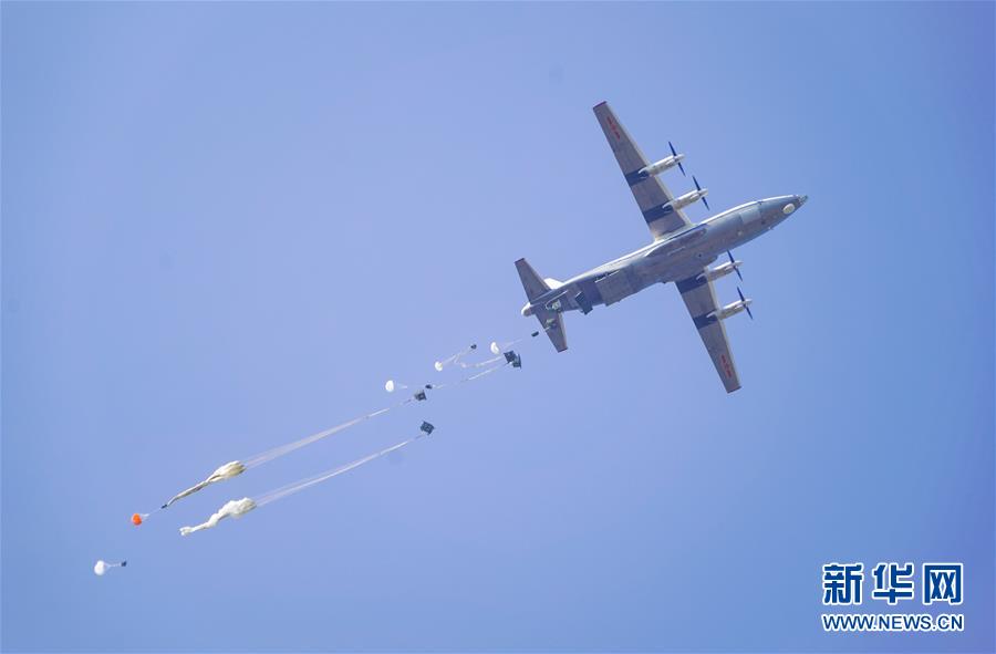 (在習(xí)近平強(qiáng)軍思想指引下·我們在戰(zhàn)位報告·圖文互動)(4)朵朵傘花綻放,勝戰(zhàn)精兵天降——空降兵部隊某旅教導(dǎo)員余海龍帶領(lǐng)官兵傳承黃繼光精神記事