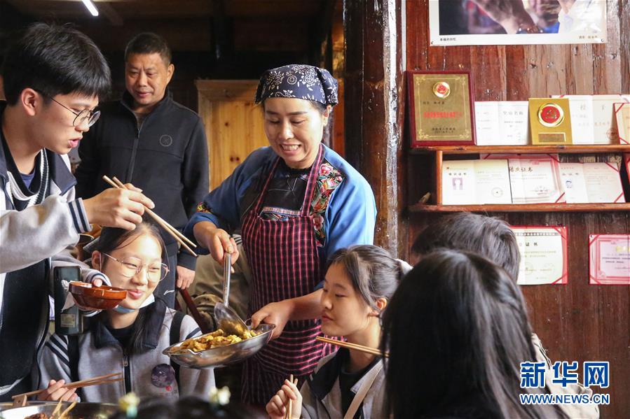 (在習(xí)近平新時(shí)代中國特色社會(huì)主義思想指引下——新時(shí)代新作為新篇章·習(xí)近平總書記關(guān)切事·圖文互動(dòng))(4)精準(zhǔn)扶貧7年,十八洞村“長”出10余種新職業(yè)