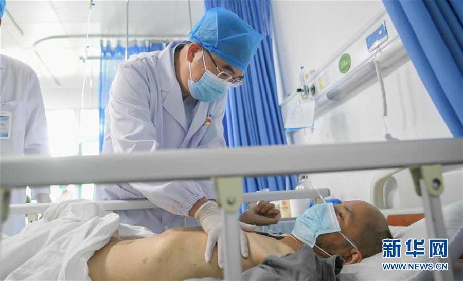 (抗疫先進(jìn)事跡·圖文互動(dòng))(4)張定宇:疫情“暴風(fēng)眼”里,“漸凍”之軀與時(shí)間賽跑