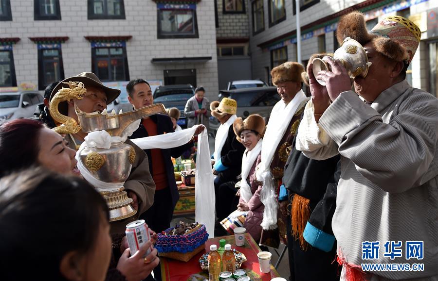 (兩會(huì)前夕看落實(shí)·圖文互動(dòng))(4)格桑花開(kāi) 幸福路寬——西藏落實(shí)習(xí)近平總書(shū)記全國(guó)兩會(huì)重要講話(huà)精神紀(jì)實(shí)