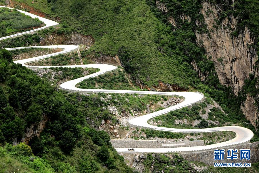 (在習(xí)近平新時(shí)代中國(guó)特色社會(huì)主義思想指引下——新時(shí)代新作為新篇章·總書(shū)記關(guān)心的百姓身邊事·圖文互動(dòng))(2)“四好農(nóng)村路”:通向幸福,通向遠(yuǎn)方