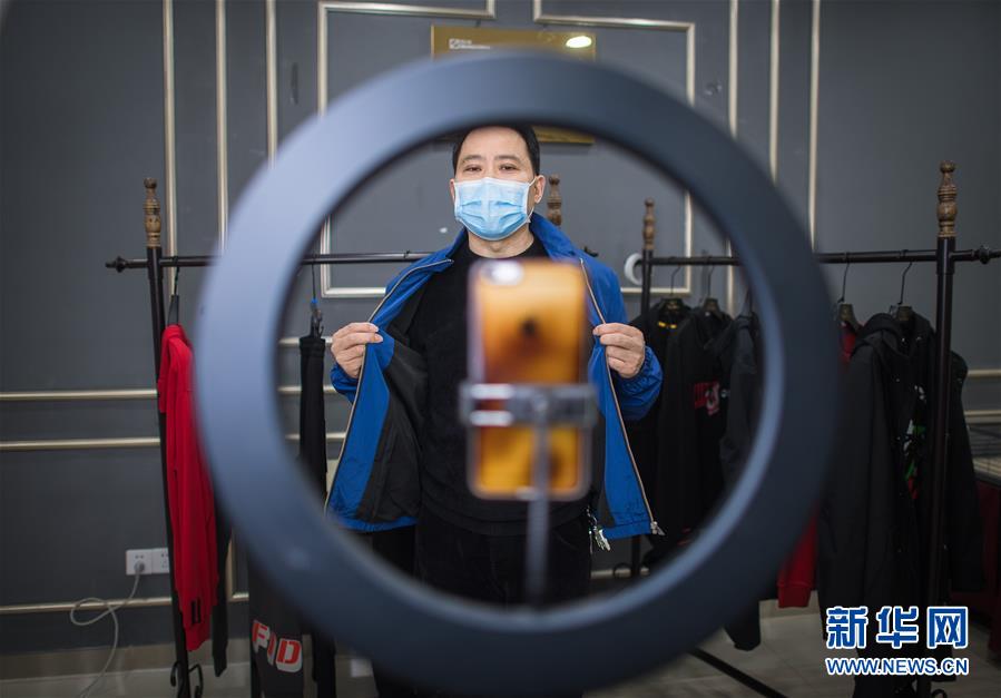 (在習(xí)近平新時(shí)代中國(guó)特色社會(huì)主義思想指引下——新時(shí)代新作為新篇章·習(xí)近平總書(shū)記關(guān)切事·圖文互動(dòng))(3)化“危”為“機(jī)” 念好“新”字訣——各地產(chǎn)業(yè)發(fā)展“新”動(dòng)向掃描