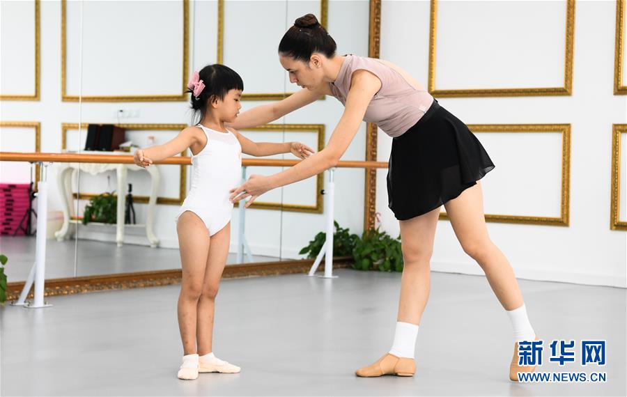 (在習近平新時代中國特色社會主義思想指引下——新時代新作為新篇章·習近平總書記關切事·圖文互動)(10)感受開放新魅力——海南自由貿(mào)易港建設開局觀察