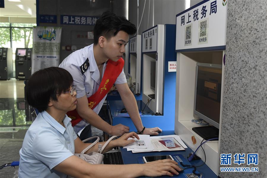 (新華全媒頭條·總書(shū)記推動(dòng)的改革身邊事·行政體制改革篇·圖文互動(dòng))(9)特寫:追問(wèn)“一件事”