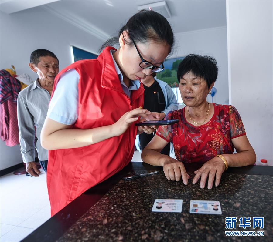 (新華全媒頭條·總書(shū)記推動(dòng)的改革身邊事·行政體制改革篇·圖文互動(dòng))(5)特寫:追問(wèn)“一件事”