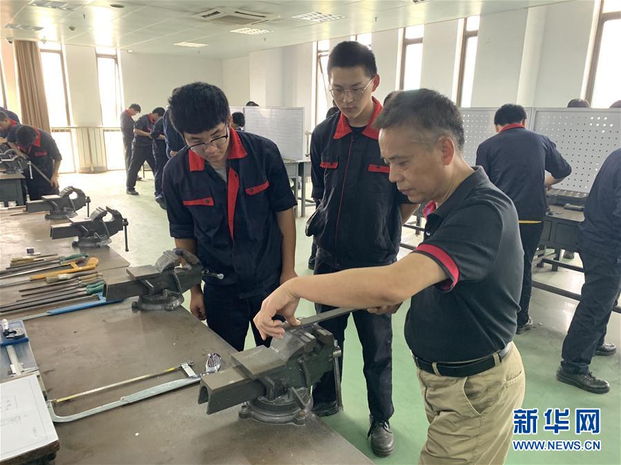 (總書記推動的改革身邊事·教育改革篇·圖文互動)(4)特寫:“95后”上海職校生:“我的工牌上印著‘中國航天’”