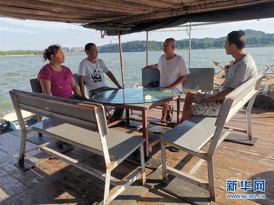 (總書記推動(dòng)的改革身邊事·生態(tài)文明改革篇·圖文互動(dòng))(2)特寫:從“捕魚人”到“護(hù)魚人”——長江漁民上岸后的新生活