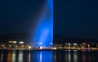 日內瓦大噴泉點亮“藍燈”紀念世界難民日