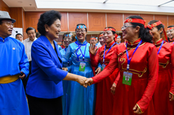 劉延東率中央代表團二分團赴赤峰慰問各族干部群眾