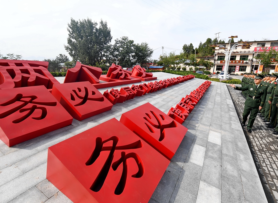 全面從嚴治黨，以更高能力和水平引領新時代