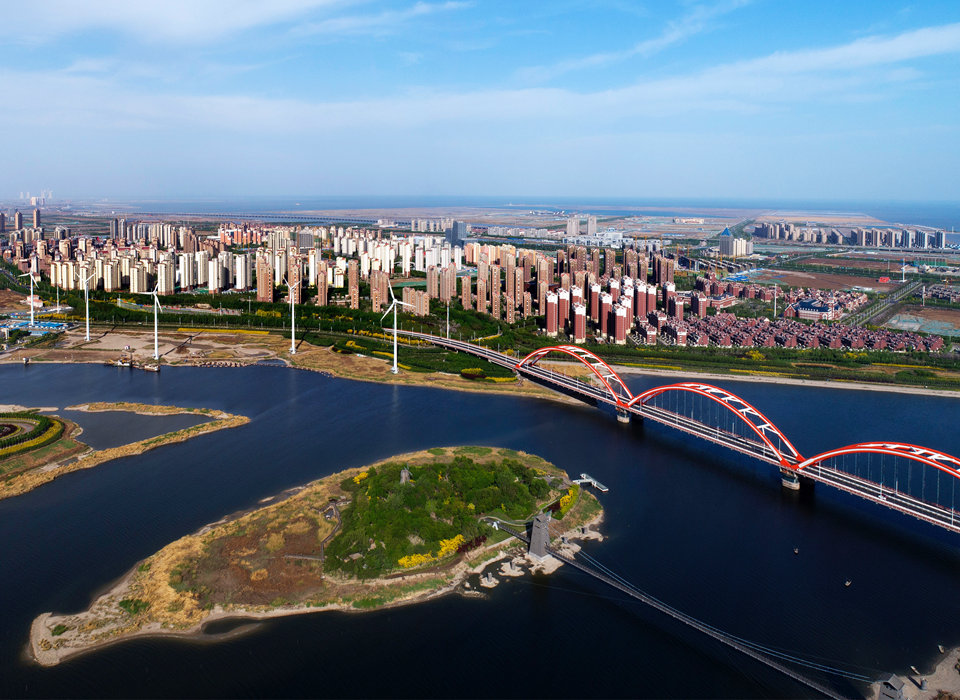 銳意進取，埋頭苦干，向著偉大目標奮力前行