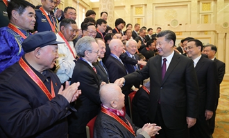 慶祝大會結束后，習近平等會見受表彰人員及親屬代表