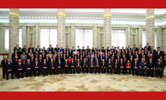 慶祝大會結束后，習近平等同受表彰人員及親屬代表合影留念