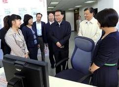 李長春在經(jīng)濟(jì)日?qǐng)?bào)社調(diào)研