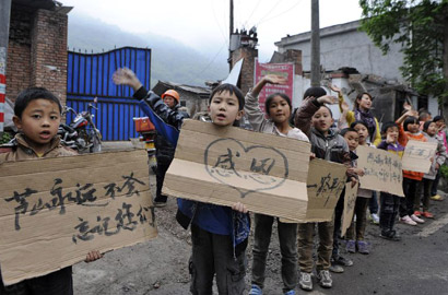 雅安震區兒童自制感謝牌 向救援人員致敬