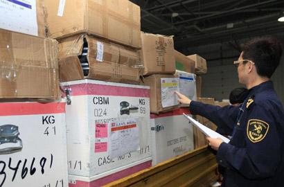 成都海關快速驗放港澳臺地區第一批救援物資