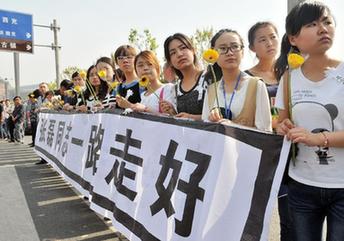 抗震救災中犧牲青年張磊骨灰回到四川南充家鄉