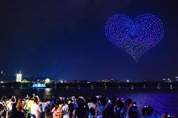 長(zhǎng)沙：無人機(jī)表演迎七夕