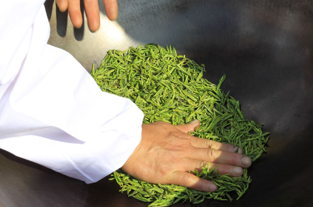 好茶占盡天時(shí)地利，炒茶師月入三五萬(wàn)