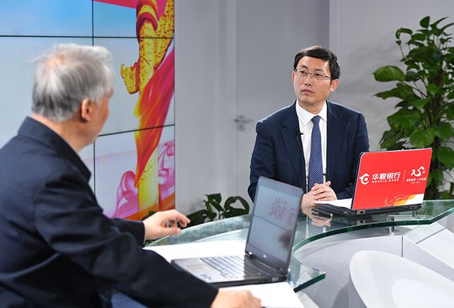 您再給我們梳理一下，黨章中有關“基本路線”的修改情況。