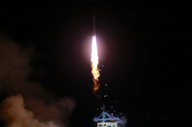 4月6日，搭載實(shí)踐十號衛(wèi)星的長征二號丁運(yùn)載火箭升空。