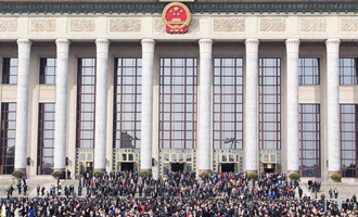 閉幕會后，代表走出人民大會堂