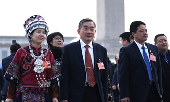 代表們走向會(huì)場