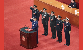 中央軍委副主席、委員進(jìn)行憲法宣誓