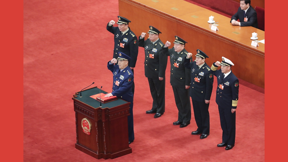 中央軍委副主席、委員進(jìn)行憲法宣誓