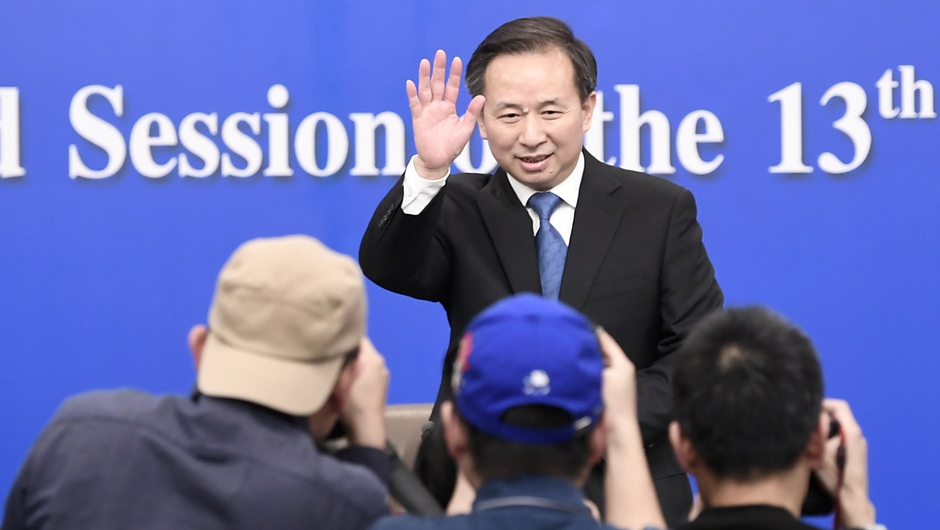 記者會開始前，李干杰向記者致意